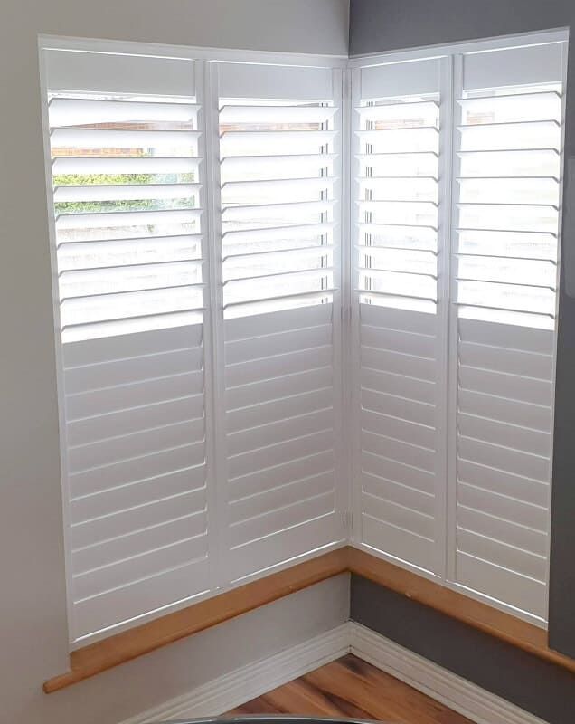 Corner clearance window blinds