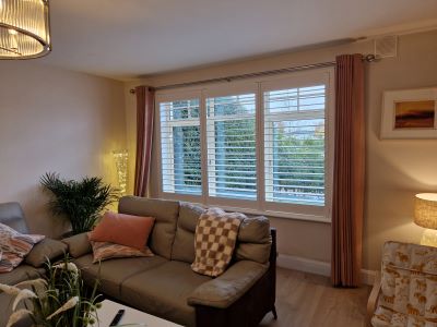 Cosy Living: Silk White Shutters for Warmth and Peace